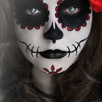 Halloween: entenda o risco de fazer maquiagem nos olhos